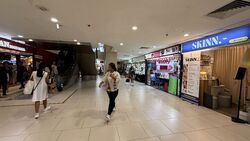 Lucky Plaza (D9), Retail #561793761